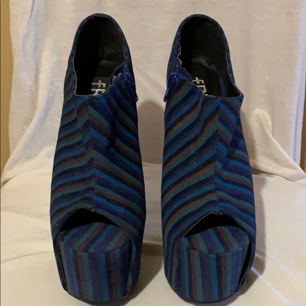 Shoes - Picture 2 of 3
